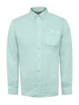 Camisa de manga larga confeccionada en 100% lino orgánico, color verde menta. Presenta cuello clásico, cierre frontal con botones, puños abotonados y un bolsillo en el pecho con el logo de la marca bordado.
