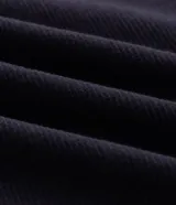 Remera de manga larga para hombre, confeccionada en algodón con tejido texturizado tipo ottoman. Presenta cuello tipo polo con cierre de botones y un calce cómodo.