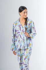 Pijama de algodón estampado, compuesto por una camisa de manga larga con botones y un pantalón recto con elástico en la cintura.