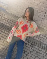 Sweater gris tejido a mano con diseño geométrico multicolor y detalles bordados, de manga larga y corte holgado.