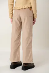 Pantalon de pana color beige, de corte recto y tiro medio, con cierre frontal y bolsillos laterales.