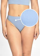 Pantie celeste con estructura trenzada y refuerzo de algodón.
