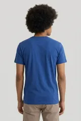 Remera de cuello redondo y manga corta, confeccionada en algodón de alta calidad con un diseño básico y versátil.