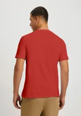 Camiseta de manga corta con cuello en V, color blanco, confeccionada en tejido flamé.