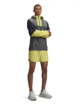 Short deportivo Under Armour modelo UA Halo Train, color verde lima, de tejido elástico y ligero, con aberturas laterales en el bajo, bolsillos laterales y perforaciones láser para mayor transpirabilidad.