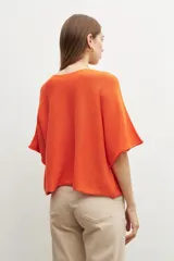 Sweater naranja de tejido de punto, corte oversized y escote en V.