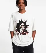 Remera blanca de algodón, corte oversized, manga corta y cuello redondo. Estampado frontal con la imagen de un rostro y la frase "Never Out O' Tune".