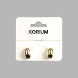 Aros dorados con forma de gota y un pequeño detalle de strass.