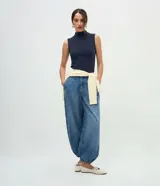 Blusa sin mangas de modal, color azul marino, con cuello alto y ajuste al cuerpo. Presenta un diseño minimalista y versátil.