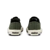 Zapatillas John Foos modelo 182 Rue Green de caña baja, color verde militar, confeccionadas en lona de poliéster de alta resistencia. Forro interno de algodón negro, ojalillera de aluminio color bronce y cordones chatos encerados negros. Plantilla extraíble de eva con base textil, banda de caucho color crudo con serigrafía de geolocalización y filete inferior ancho negro. Puntera de caucho color crudo y suela exterior de caucho vulcanizado.