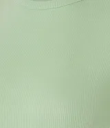 Blusa básica de manga corta, cuello redondo y textura sutil, confeccionada en viscosa con elastano. El bajo de la prenda es ondulado.