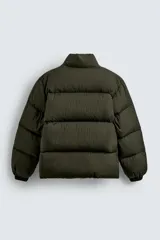 Cazadora acolchada de corte relajado confeccionada en tejido técnico color verde militar. Presenta cuello subido, cierre frontal con cremallera, mangas largas con puños elásticos y bolsillos frontales con cremallera oculta.