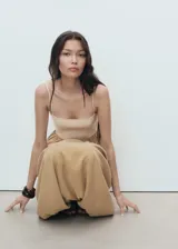 Vestido midi combinado con tirantes finos ajustables, escote recto y diseño con bajo abullonado estilo globo. Cuenta con cuerpo de punto en tono crudo y falda de tejido modal en tono tostado.