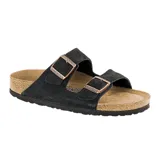 Sandalia Birkenstock modelo Arizona con dos correas ajustables de gamuza negra y hebillas metálicas. Cuenta con plantilla de corcho anatómica y suela de goma.