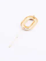 Broche dorado con forma geométrica rectangular.