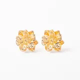 Aros tipo caravanas con diseño de flor en metal dorado con acabado texturizado.