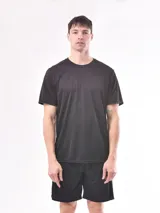 Remera negra de poliéster con cuello redondo y mangas cortas.