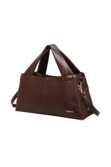 Cartera Trendy de cuero sintético color marrón camel, con doble asa corta de mano y correa larga ajustable y desmontable. Cuenta con costuras decorativas visibles y detalles de herrajes metálicos plateados con el logo de la marca en la parte frontal.