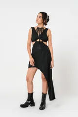 Vestido corto negro con lurex, escote en V, corte asimétrico y detalle cut-out en la cintura.