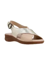 Sandalias de cuero combinadas en tonos dorado y beige, con tiras cruzadas en el empeine, tira ajustable al talón con hebilla y suela anatómica de corcho.