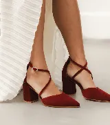 Zapato de tacón ancho color rosa viejo, de tela tipo terciopelo, con puntera fina y tiras cruzadas sobre el empeine.