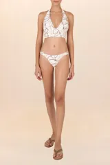 Calzón de bikini blanco con estampado de cadenas doradas y marrones, con laterales fruncidos y cobertura pequeña.