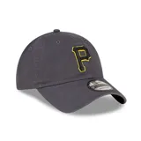 Gorro estilo dad hat New Era, color gris oscuro, con visera curva y ajuste trasero. Presenta el logo de los Pittsburgh Pirates bordado en amarillo con borde negro.