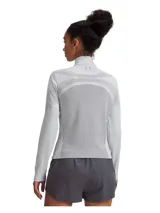 Campera deportiva de cierre completo con cuello alto, confeccionada en tejido de punto jacquard ligero y ultratranspirable. Presenta perforaciones estratégicas para ventilación, bolsillos laterales con cremallera invisible y logotipos reflectantes.