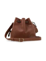 Cartera tipo morral de cuero graneado color marrón terracota, con formato de saco fruncido mediante tiras ajustables oscuras. Presenta una costura decorativa central con tientos a contratono y correa regulable.