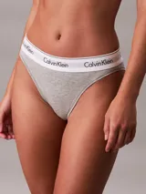 Bombacha de corte clásico con pierna alta, confeccionada en una mezcla suave de algodón y modal. Presenta una cintura elástica distintiva con el logo de la marca en contraste.