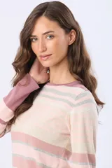 Buzo de tejido fino de algodón con diseño de rayas horizontales en tonos celestes, azules y beige. Presenta cuello redondo, mangas largas y puños en color azul marino.