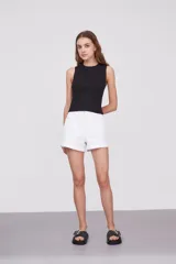 Top color beige de tejido de punto acanalado, con cuello redondo y sin mangas.