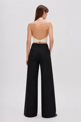 Pantalón jean blanco de corte ancho, tiro alto y diseño liso.