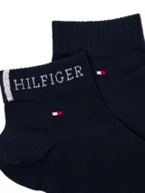 Medias tobilleras azul marino Tommy Hilfiger, con logo bordado en el puño y pequeños detalles tricolores característicos de la marca.