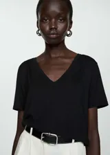 Camiseta negra de cuello en V y manga corta, confeccionada en tejido fluido de viscosa con elastano.