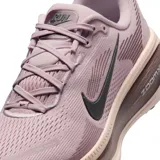 Championes Nike Vomero 18, color negro con swoosh blanco y suela gruesa en tono off-white. Diseñados con tecnología ZoomX para máxima amortiguación y retorno de energía, ideales para running.