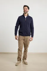 Cardigan de tejido de punto color verde militar, con cierre frontal de metal y cuello redondo. Presenta detalle de tejido plano en la cartera del cierre y en los bolsillos laterales.