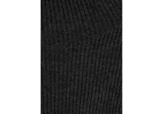 Jersey de punto gris oscuro con cuello alto y mangas largas.