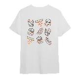 Remera blanca de algodón premium con cuello redondo y manga corta. Presenta un pequeño bordado o estampado en el pecho izquierdo con el diseño de una porción de pizza delineada en negro, con detalles internos en amarillo y naranja.