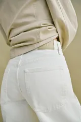Jeans Z1975 de tiro medio, pernera holgada tipo barrel que se estrecha hacia el tobillo, color blanco, con diseño de cinco bolsillos y raya planchada delantera. Cierre frontal con cremallera y botón metálico.