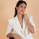 Pulsera de cadena fina en oro 18k con perlas de cultivo intercaladas.