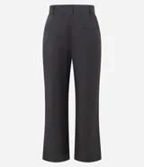 Pantalón de sastrería corte recto confeccionado en crepé, con pliegues delanteros y cintura con detalle cruzado. Presenta un diseño estructurado y elegante.