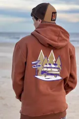 Canguro marrón con capucha y cordón ajustable, con estampado en la espalda de una combi con árboles y un cartel indicador.