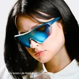 Lentes de sol estilo deportivo tipo pantalla con montura de policarbonato negro y lentes reflectantes con degradado de rojo a amarillo.