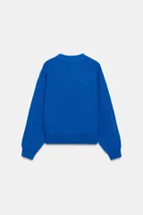 Jersey de punto color azul, con cuello redondo, manga larga y detalles de rib en cuello, puños y dobladillo.