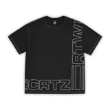Remera negra de algodón pesado con diseño gráfico de contornos blancos que forman el texto CRTZ y RTW en los laterales. Presenta costuras visibles en contraste.