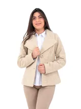 Blazer marrón de corte entallado, con cuello solapa y cierre frontal con dos botones.