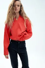 Jeans Zara Woman Collection de tiro alto y corte flare, confeccionados en denim azul marino con diseño de rayas diplomáticas. Presenta falsos bolsillos delanteros con solapa y botón, raya planchada central y cierre frontal con cremallera y botón metálico.