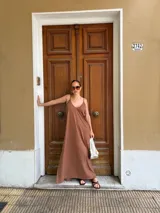 Vestido largo color beige, de viscosa, con tirantes finos, escote en V y aberturas laterales en la falda.