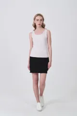 Musculosa de poliamida, con diseño al cuerpo, cuello redondo y sin mangas.
